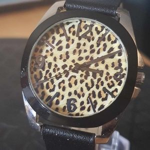 🦋10/$20🦋 Silver/Black Leapord Print Leather Women's Watch